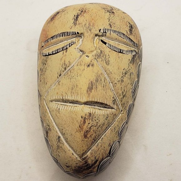 Primitive Art Pebble Soapstone Carved hallowed - Picture 1 of 3